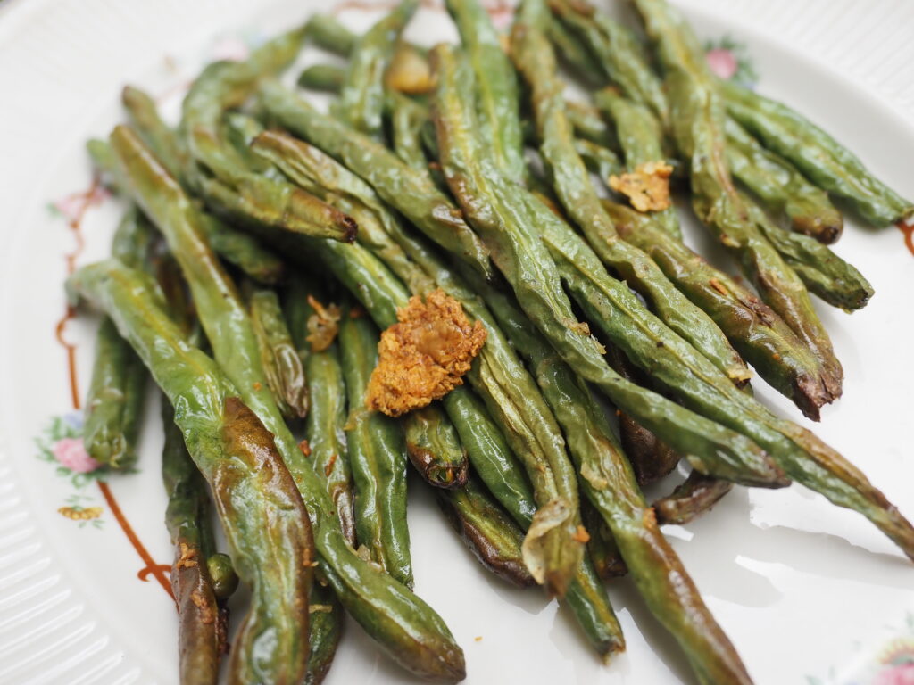Air fryer garlic roasted green beans ready to eat.