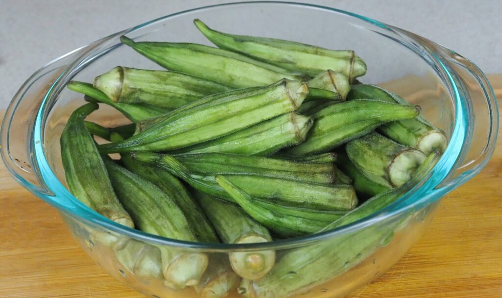 cleaned okra ready to cut